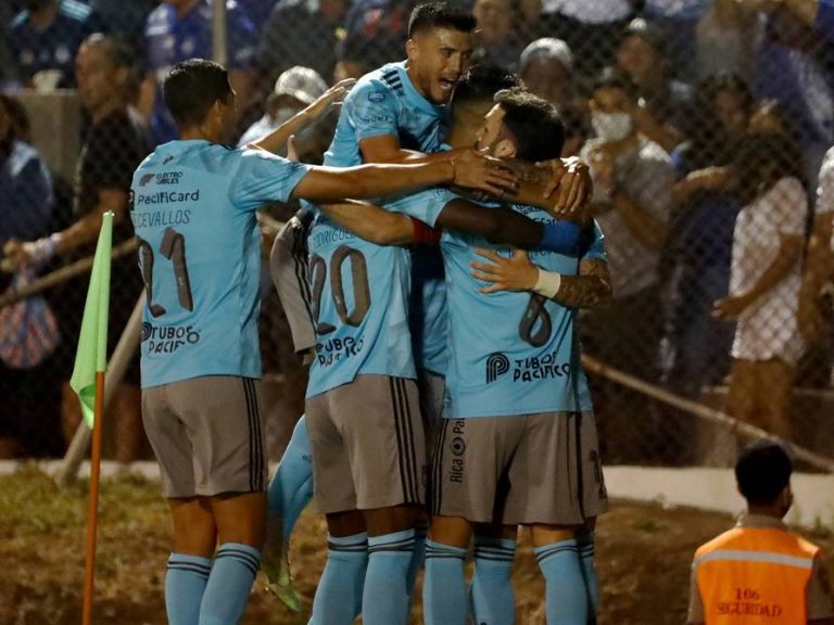 Emelec derrota de visitante a 9 de octubre por goleada