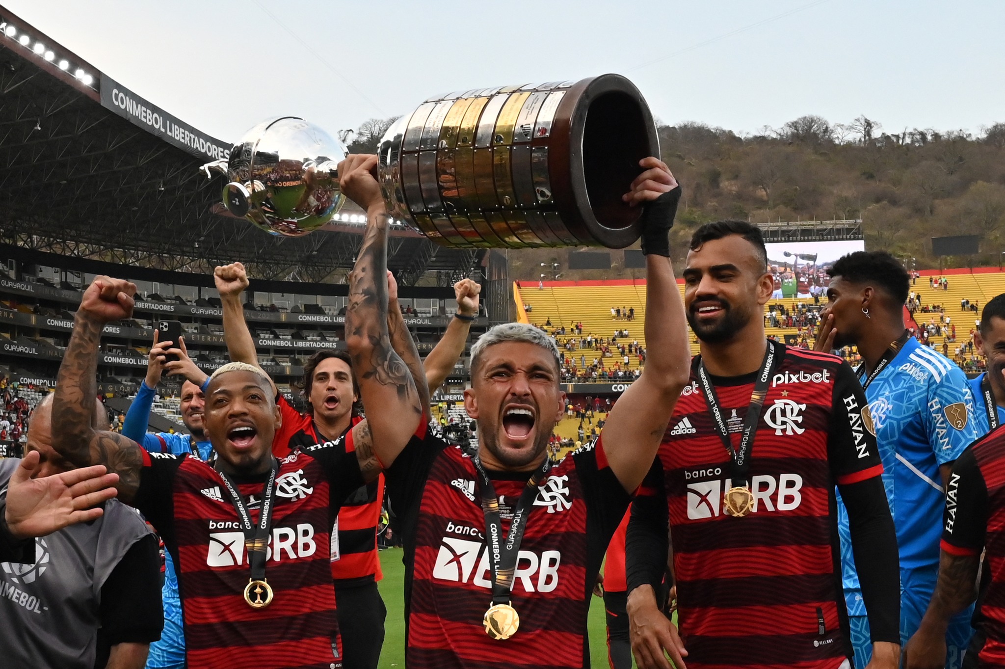 Flamengo's Uruguayan midfielder Giorgian De Arrascaeta celebrates with the trophy after winning the Copa Libertadores final, after the football match between Brazilian teams Flamengo and Athletico Paranaense at the Isidro Romero Carbo Monumental Stadium in Guayaquil, Ecuador, on October 29, 2022. (Photo by Luis Acosta / AFP)