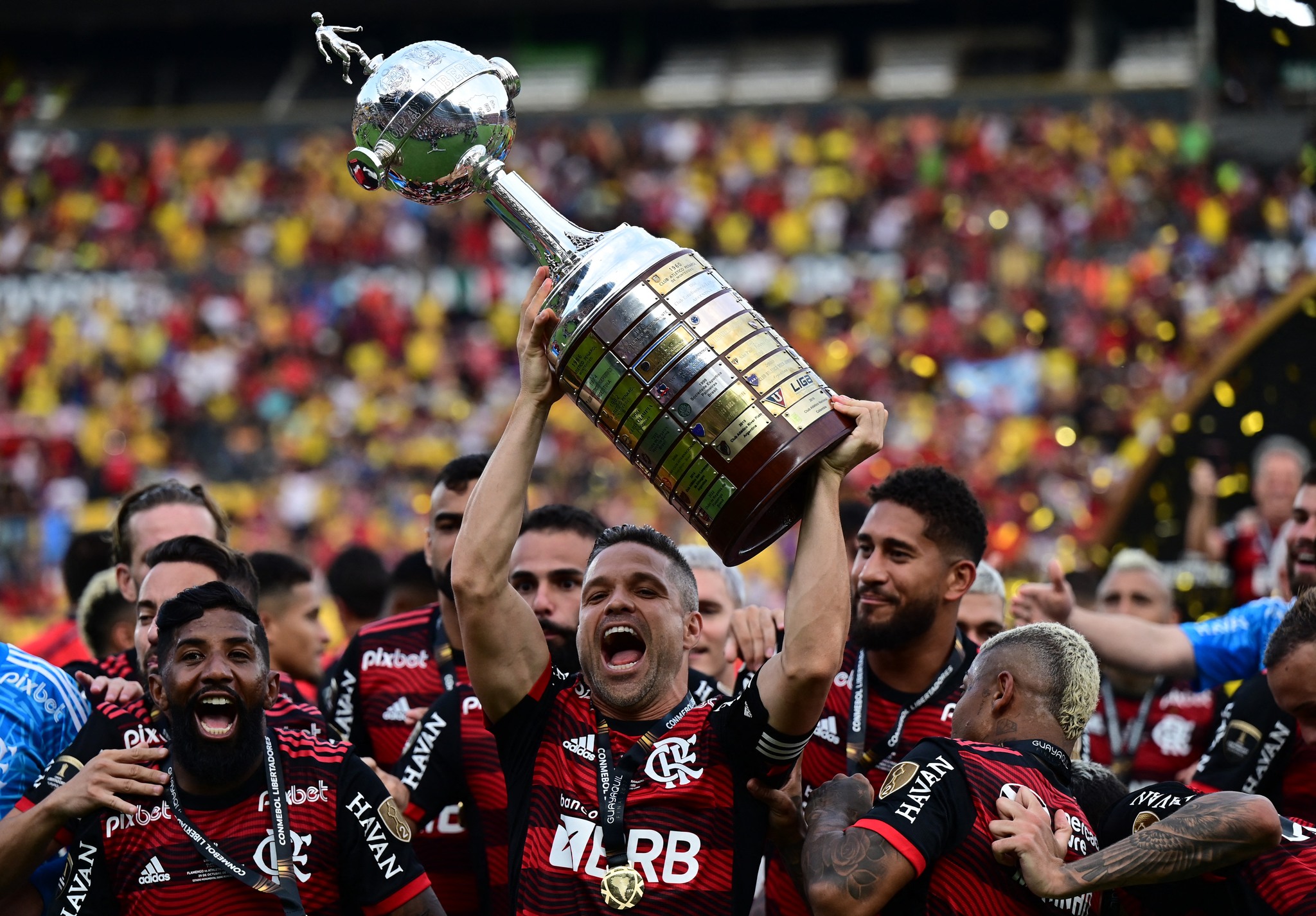 Flamengo's Brazilian midfielder Diego lifts the trophy after winning the Copa Libertadores final, after the football match between Brazilian teams Flamengo and Athletico Paranaense at the Isidro Romero Carbo Monumental Stadium in Guayaquil, Ecuador, on October 29, 2022. (Photo by Rodrigo Buendia / AFP)