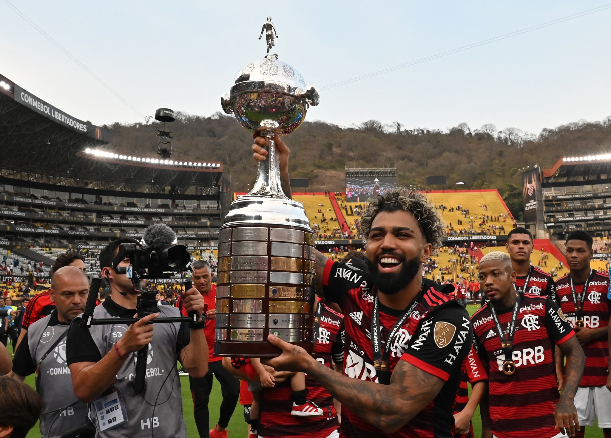 Flamengo's Brazilian forward Gabriel Barbosa celebrates with the trophy after winning the Copa Libertadores final, after the football match between Brazilian teams Flamengo and Athletico Paranaense at the Isidro Romero Carbo Monumental Stadium in Guayaquil, Ecuador, on October 29, 2022. (Photo by Luis Acosta / AFP)