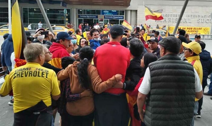 Hinchada despide Aucas en Aeropuerto